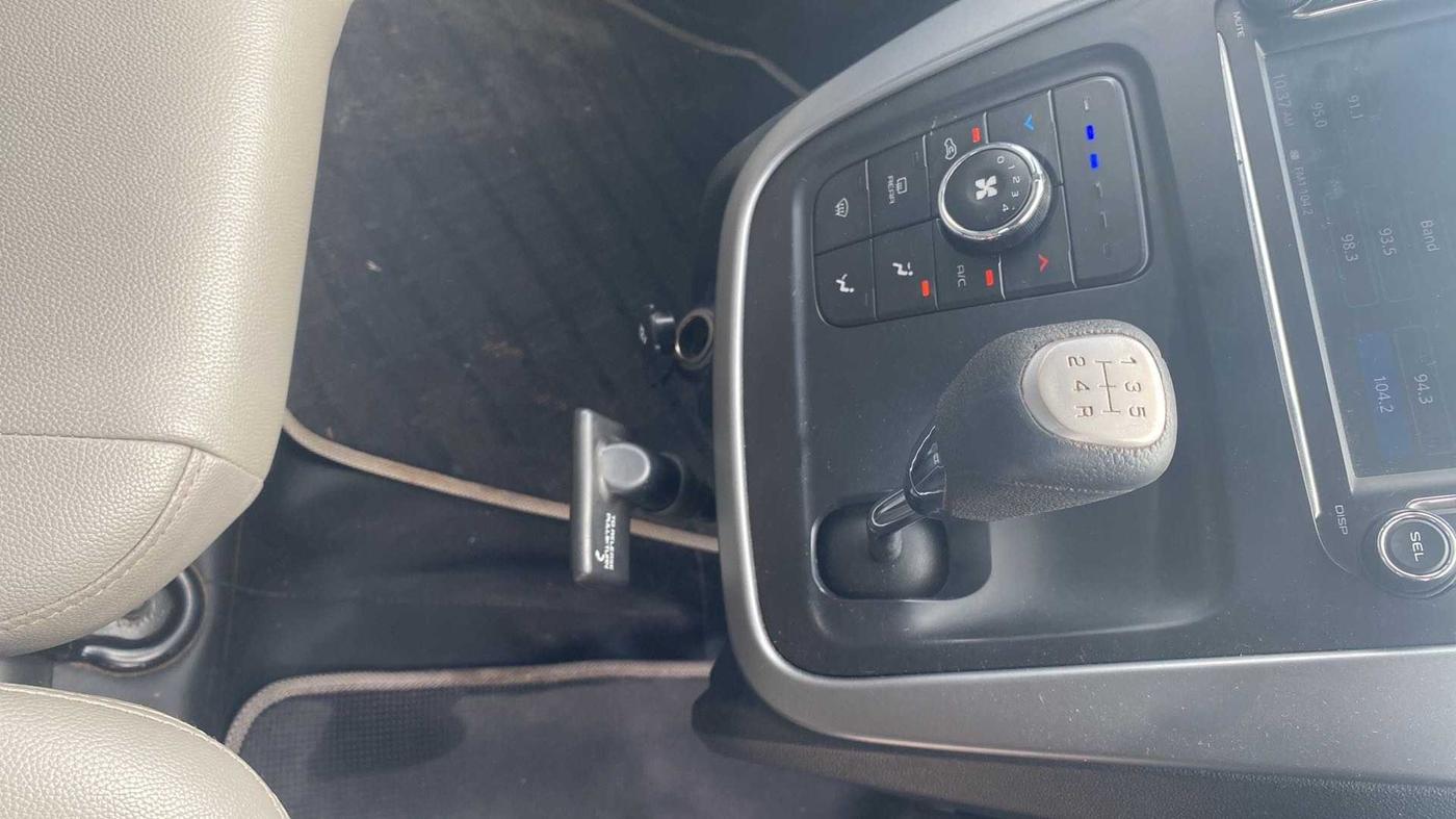 2017 Mahindra KUV 100 NXT K8 P 6 STR DUAL TONE, Petrol, Manual, 27,922 km, Gear Lever