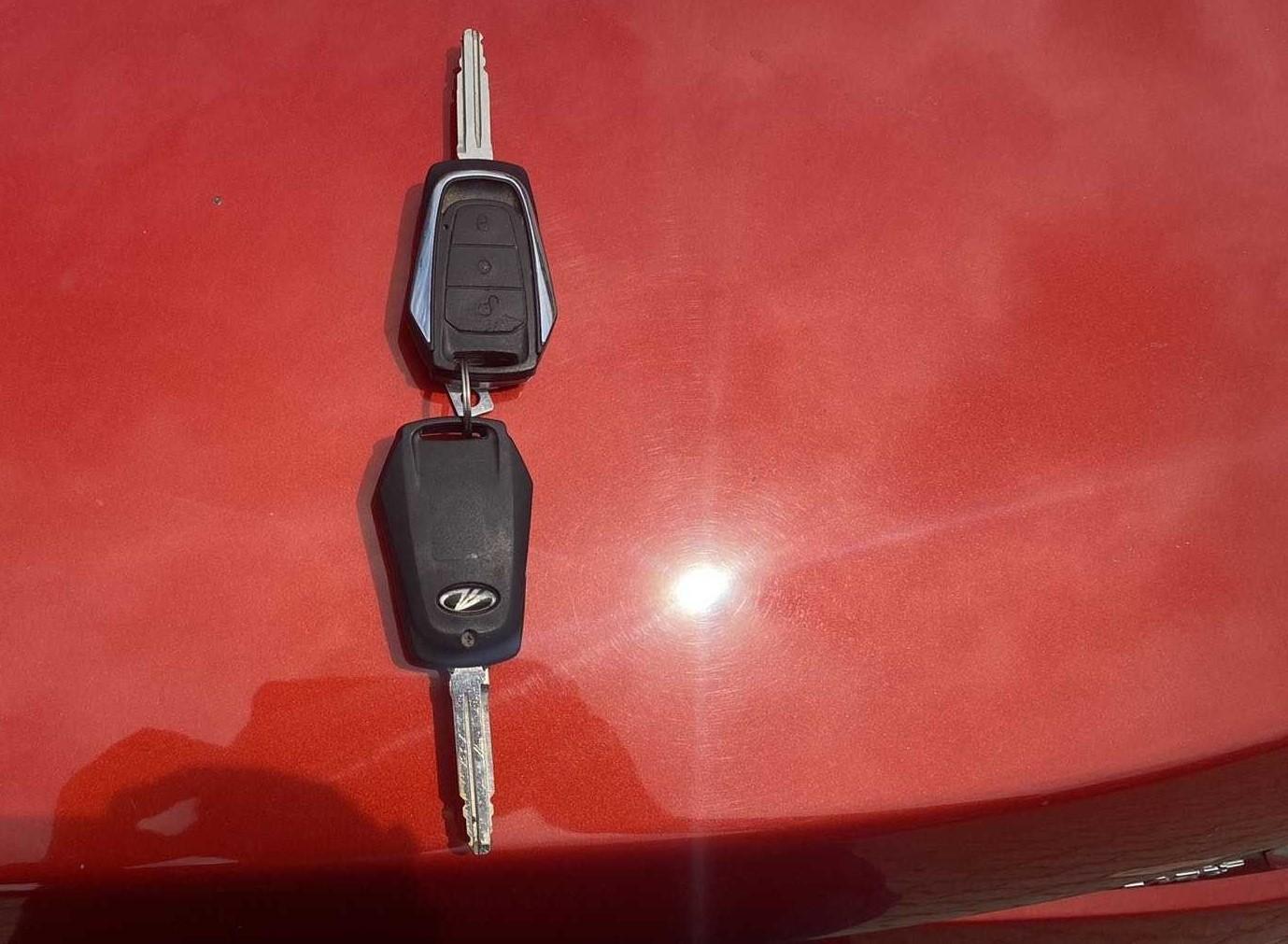 2017 Mahindra KUV 100 NXT K8 P 6 STR DUAL TONE, Petrol, Manual, 27,922 km, Key Close Up