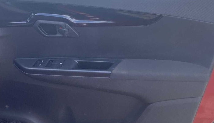 2017 Mahindra KUV 100 NXT K8 P 6 STR DUAL TONE, Petrol, Manual, 27,922 km, Driver Side Door Panels Control