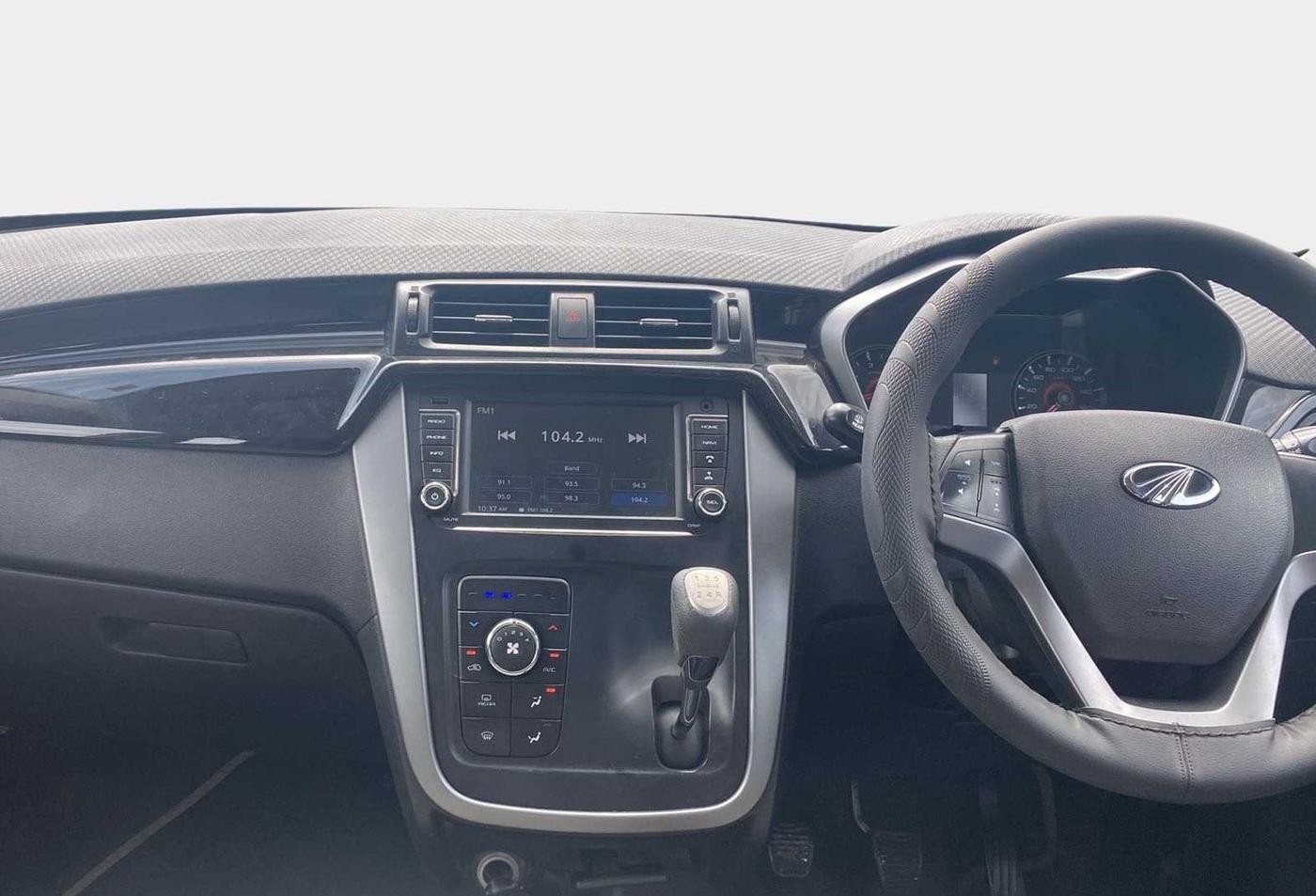 2017 Mahindra KUV 100 NXT K8 P 6 STR DUAL TONE, Petrol, Manual, 27,922 km, Air Conditioner