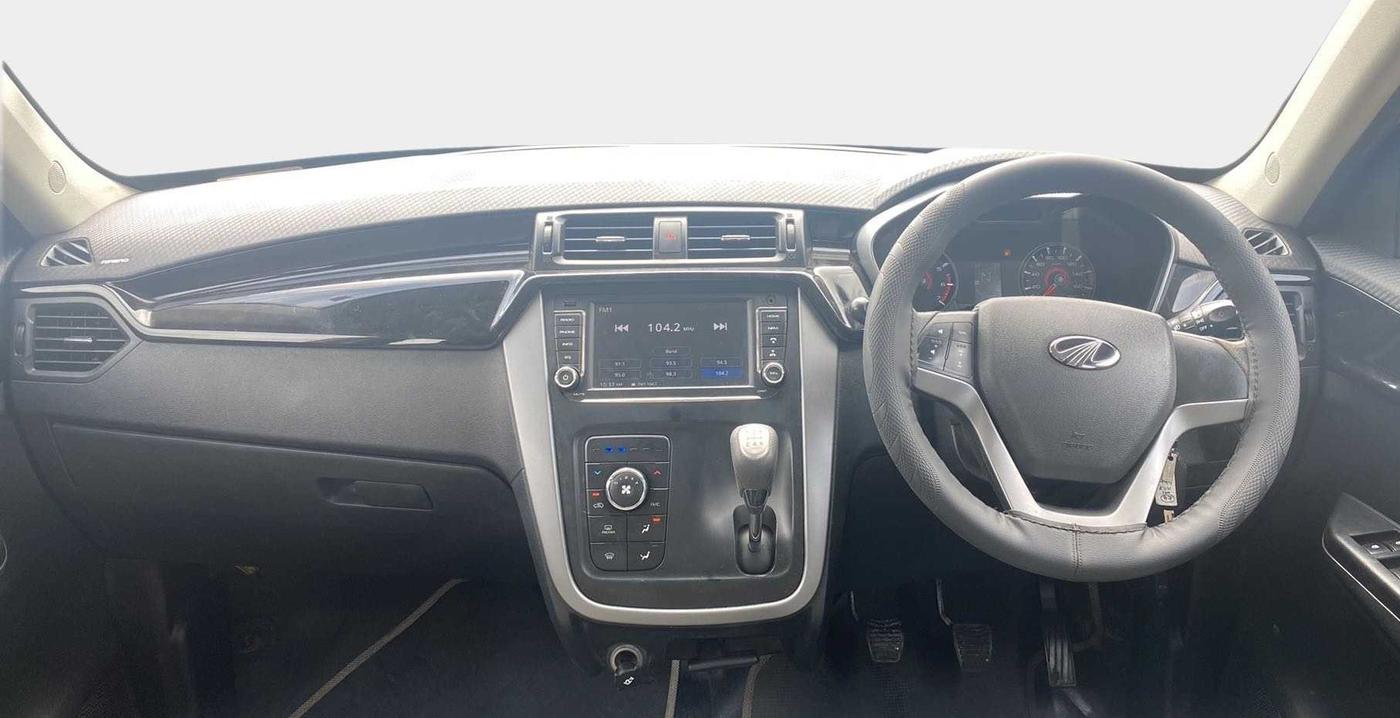 2017 Mahindra KUV 100 NXT K8 P 6 STR DUAL TONE, Petrol, Manual, 27,922 km, Dashboard