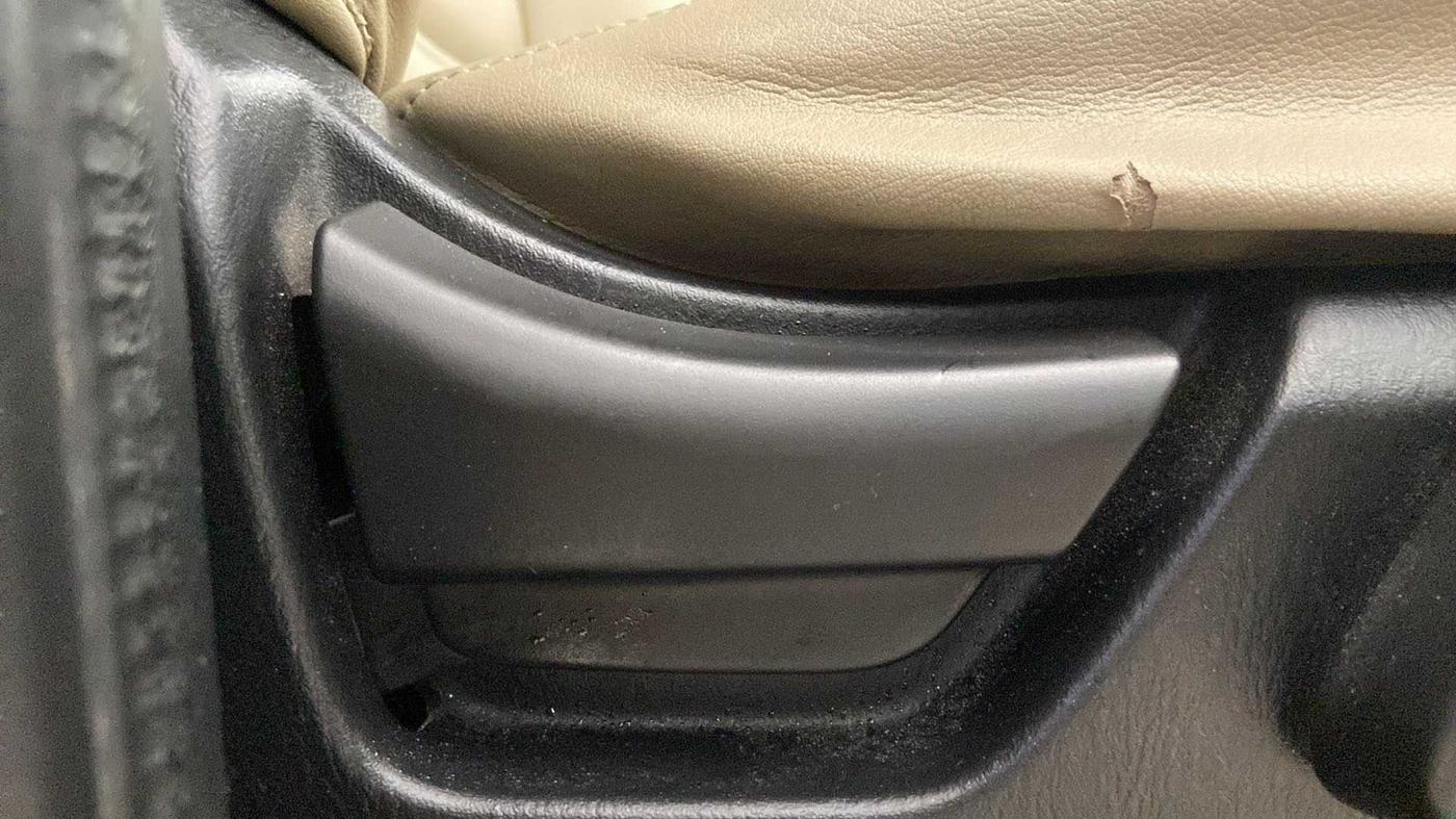 2019 Mahindra Scorpio S9, Diesel, Manual, 37,999 km, Driver Side Adjustment Panel