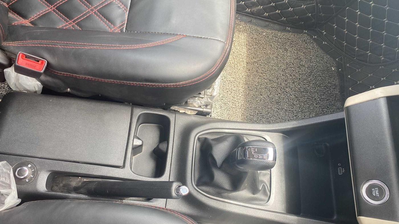2022 Renault TRIBER RXZ AMT DUAL TONE, Petrol, Automatic, 22,225 km, Gear Lever