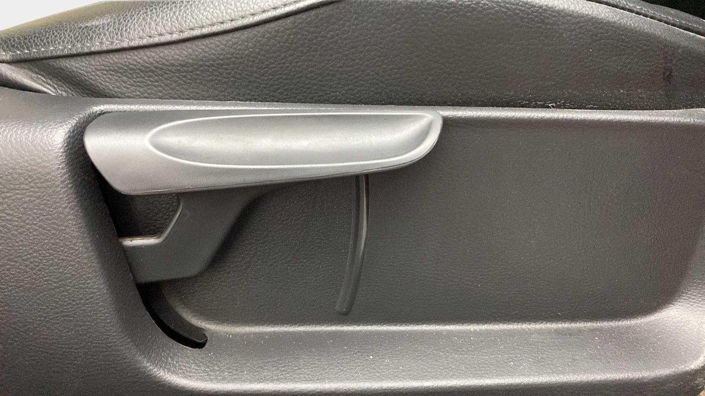 2017 Volkswagen Polo HIGHLINE1.2L, Petrol, Manual, 43,208 km, Driver Side Adjustment Panel