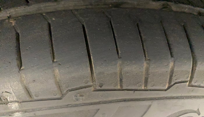 2016 Maruti Swift VXI O, Petrol, Manual, 72,984 km, Right Front Tyre Tread
