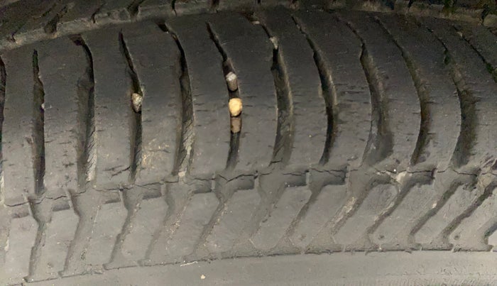 2016 Maruti Swift VXI O, Petrol, Manual, 72,984 km, Right Rear Tyre Tread
