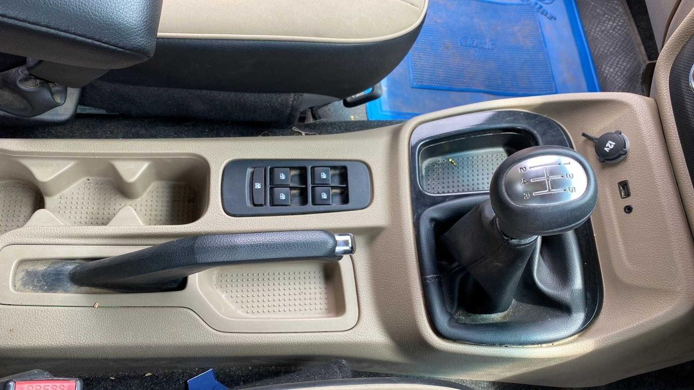 2019 Mahindra TUV300 T10 DUAL TONE, Diesel, Manual, 58,666 km, Gear Lever