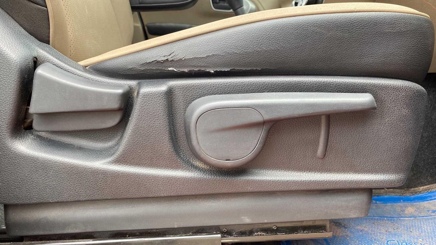 2019 Mahindra TUV300 T10 DUAL TONE, Diesel, Manual, 58,666 km, Driver Side Adjustment Panel
