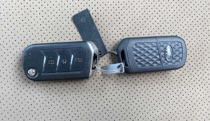 2019 Mahindra TUV300 T10 DUAL TONE, Diesel, Manual, 58,666 km, Key Close Up