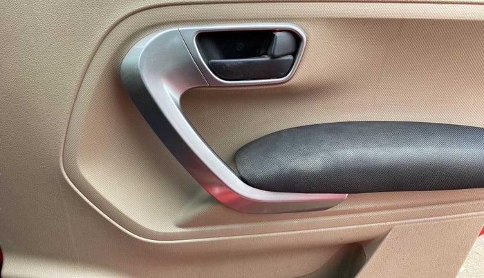 2019 Mahindra TUV300 T10 DUAL TONE, Diesel, Manual, 58,666 km, Driver Side Door Panels Control