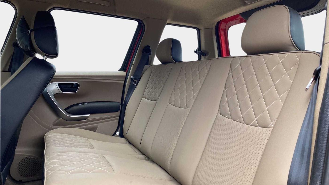 2019 Mahindra TUV300 T10 DUAL TONE, Diesel, Manual, 58,666 km, Right Side Rear Door Cabin