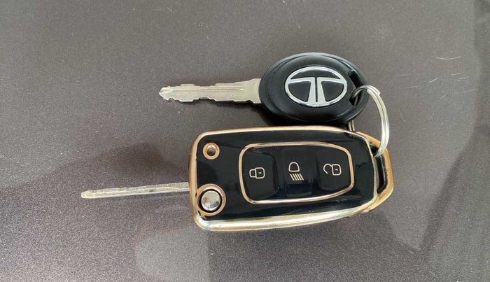 2018 Tata TIGOR XZ PLUS PETROL, CNG, Manual, 44,855 km, Key Close Up