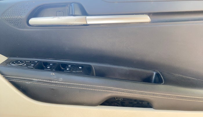 2023 KIA SONET HTX 1.0 IMT, Petrol, Manual, 19,847 km, Driver Side Door Panels Control