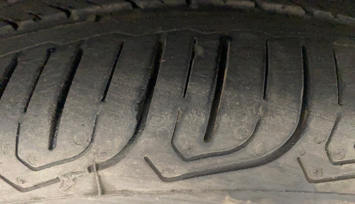 2017 Volkswagen Ameo HIGHLINE PLUS 1.5L AT 16 ALLOY, Diesel, Automatic, 80,448 km, Right Front Tyre Tread