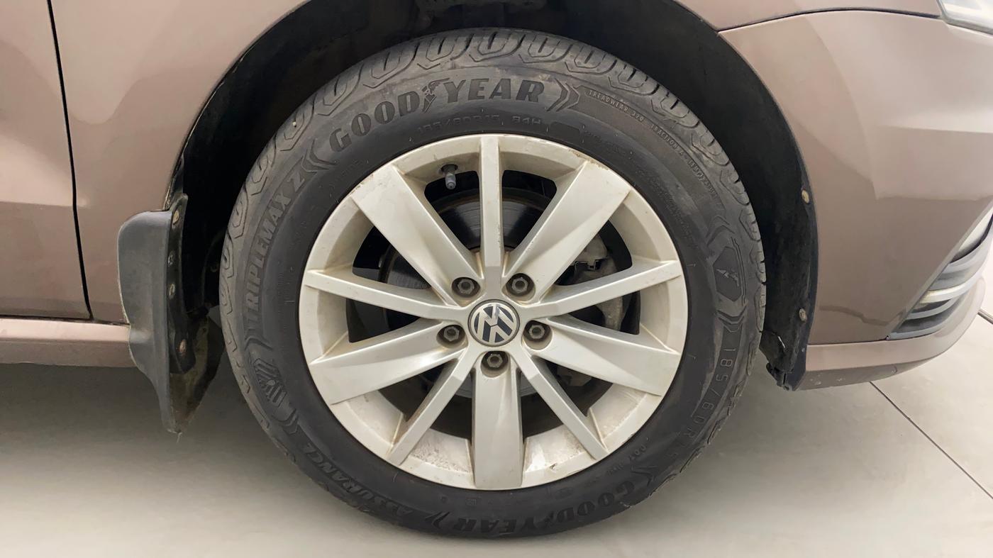 2017 Volkswagen Ameo HIGHLINE PLUS 1.5L AT 16 ALLOY, Diesel, Automatic, 80,448 km, Right Front Wheel