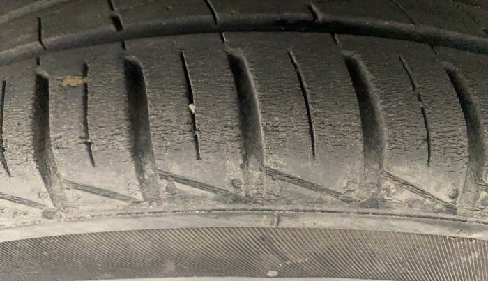 2021 Renault Kwid CLIMBER 1.0 (O), Petrol, Manual, 32,356 km, Left Front Tyre Tread