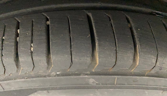 2016 Maruti Swift Dzire ZDI AMT, Diesel, Automatic, 79,822 km, Left Front Tyre Tread