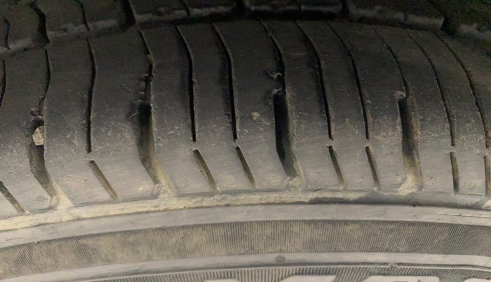 2013 Honda Brio S MT, Petrol, Manual, 55,649 km, Right Rear Tyre Tread