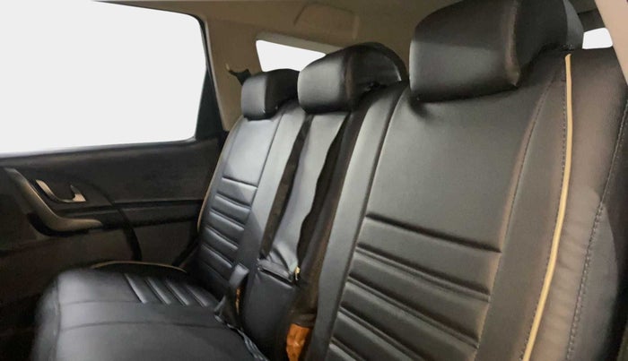 2020 Mahindra XUV500 W7, Diesel, Manual, 71,523 km, Right Side Rear Door Cabin