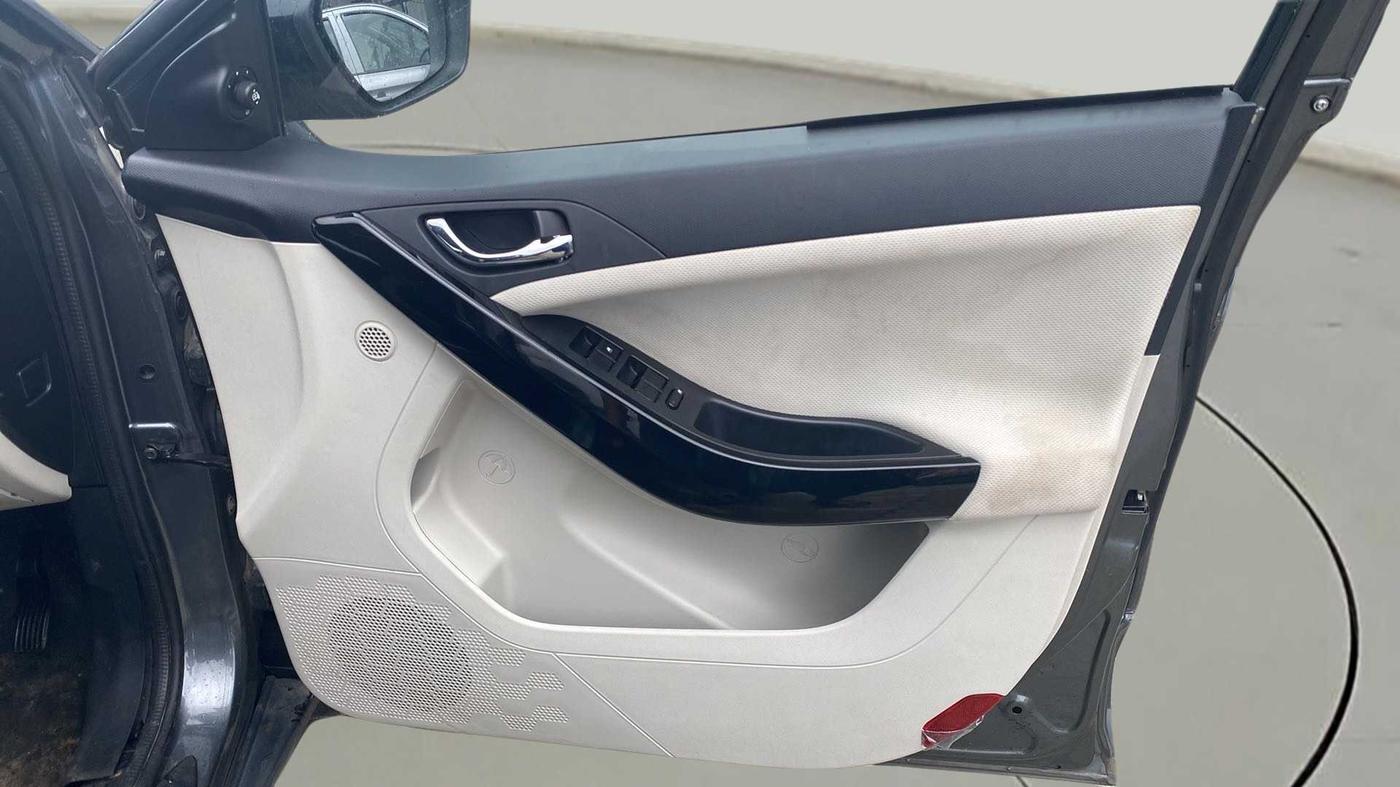 2022 Tata NEXON XZ PLUS DIESEL SUNROOF, Diesel, Manual, 34,138 km, Driver Side Door Panels Control