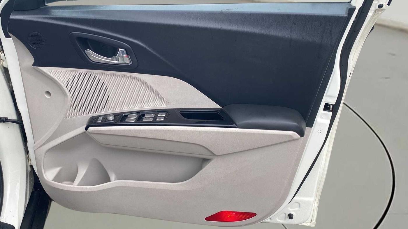 2021 Mahindra XUV300 W8 (O) 1.2 PETROL, Petrol, Manual, 19,587 km, Driver Side Door Panels Control
