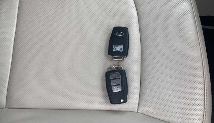 2021 Mahindra XUV300 W8 (O) 1.2 PETROL, Petrol, Manual, 19,587 km, Key Close Up