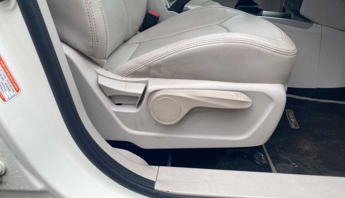 2021 Mahindra XUV300 W8 (O) 1.2 PETROL, Petrol, Manual, 19,587 km, Driver Side Adjustment Panel