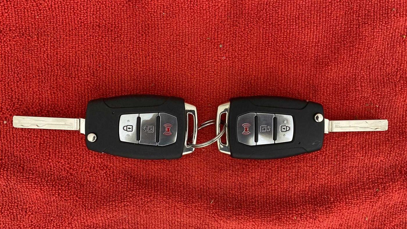 2021 Mahindra XUV300 W8 1.2 PETROL, Petrol, Manual, 12,315 km, Key Close Up