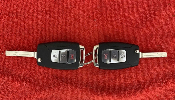 2021 Mahindra XUV300 W8 1.2 PETROL, Petrol, Manual, 12,315 km, Key Close Up