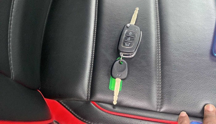 2020 Hyundai VENUE S 1.2, Petrol, Manual, 20,416 km, Key Close Up