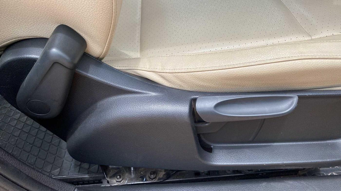 2019 Volkswagen Vento HIGHLINE PLUS 1.2 AT 16 ALLOY, Petrol, Automatic, 41,272 km, Driver Side Adjustment Panel