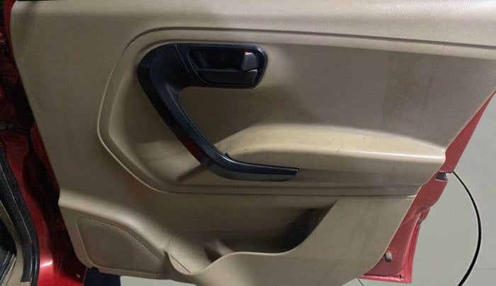 2018 Mahindra TUV300 T6 PLUS, Diesel, Manual, 45,368 km, Driver Side Door Panels Control