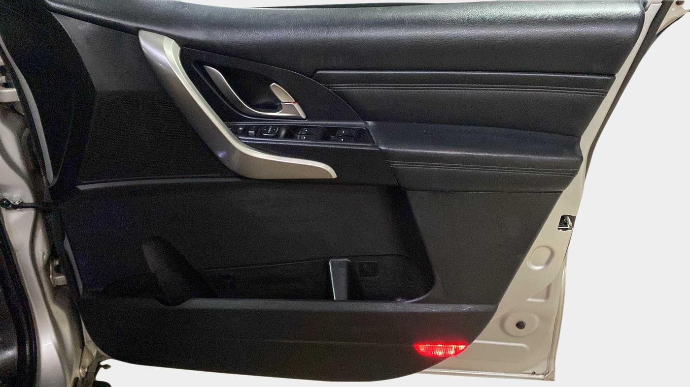 2018 Mahindra XUV500 W11 (O) AWD, Diesel, Manual, 76,444 km, Driver Side Door Panels Control