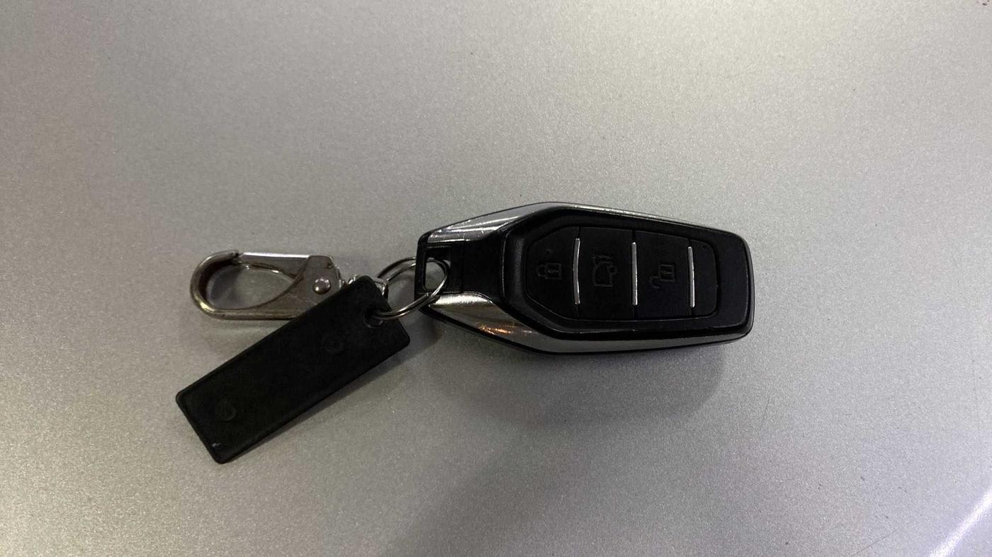 2018 Mahindra XUV500 W11 (O) AWD, Diesel, Manual, 76,444 km, Key Close Up