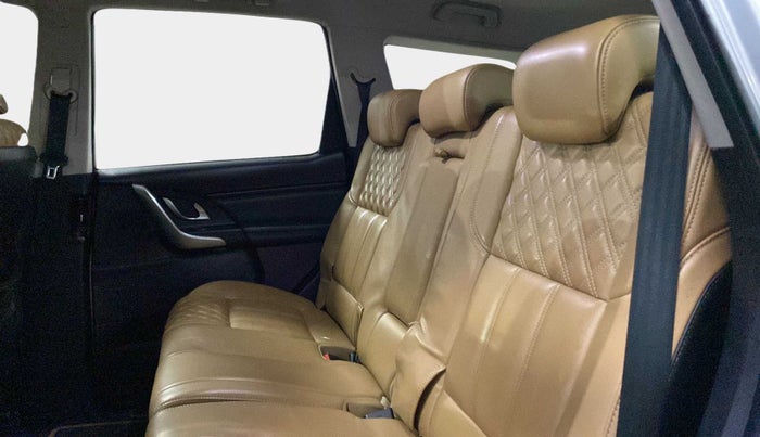 2018 Mahindra XUV500 W11 (O) AWD, Diesel, Manual, 76,444 km, Right Side Rear Door Cabin
