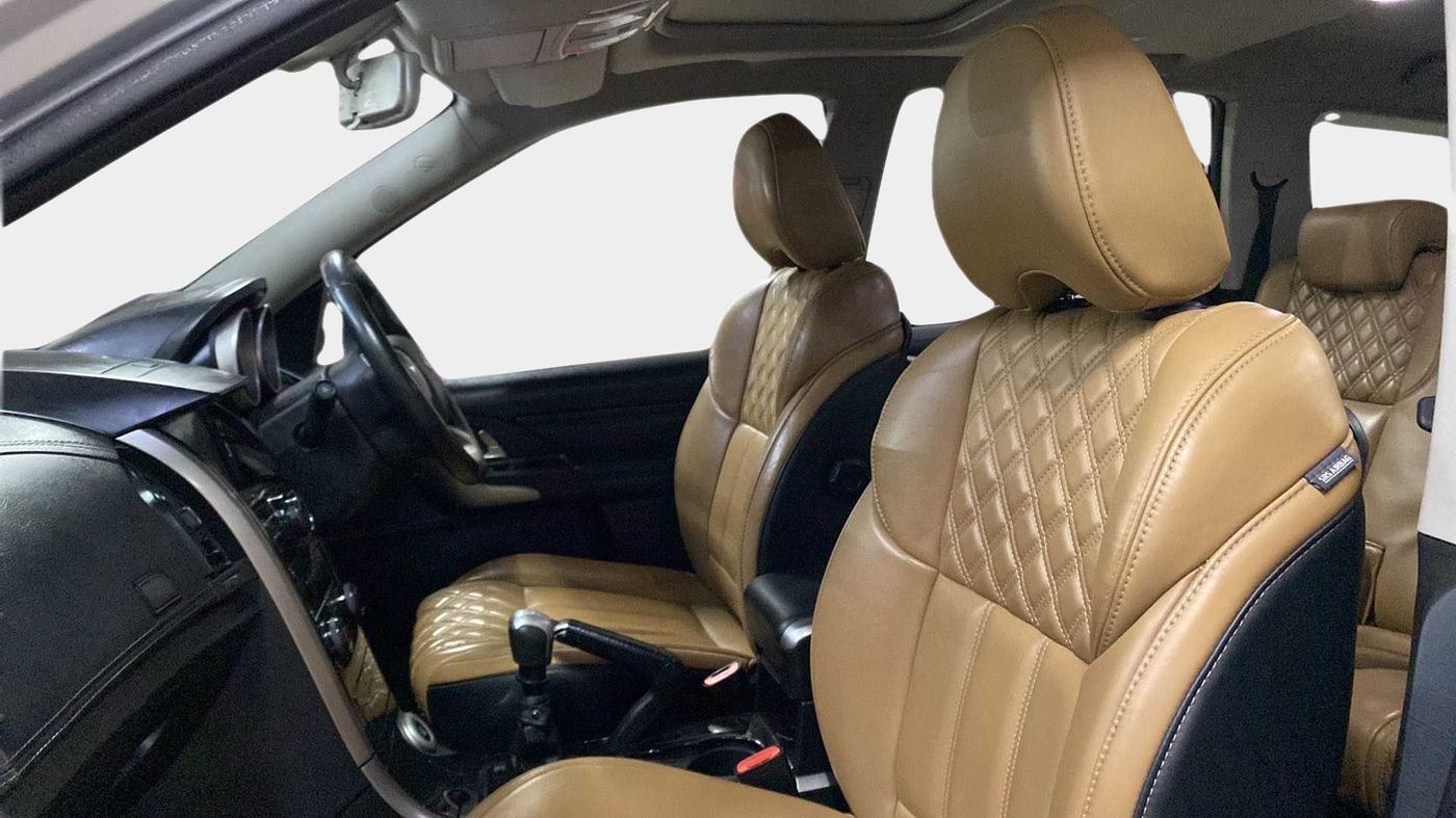 2018 Mahindra XUV500 W11 (O) AWD, Diesel, Manual, 76,444 km, Right Side Front Door Cabin