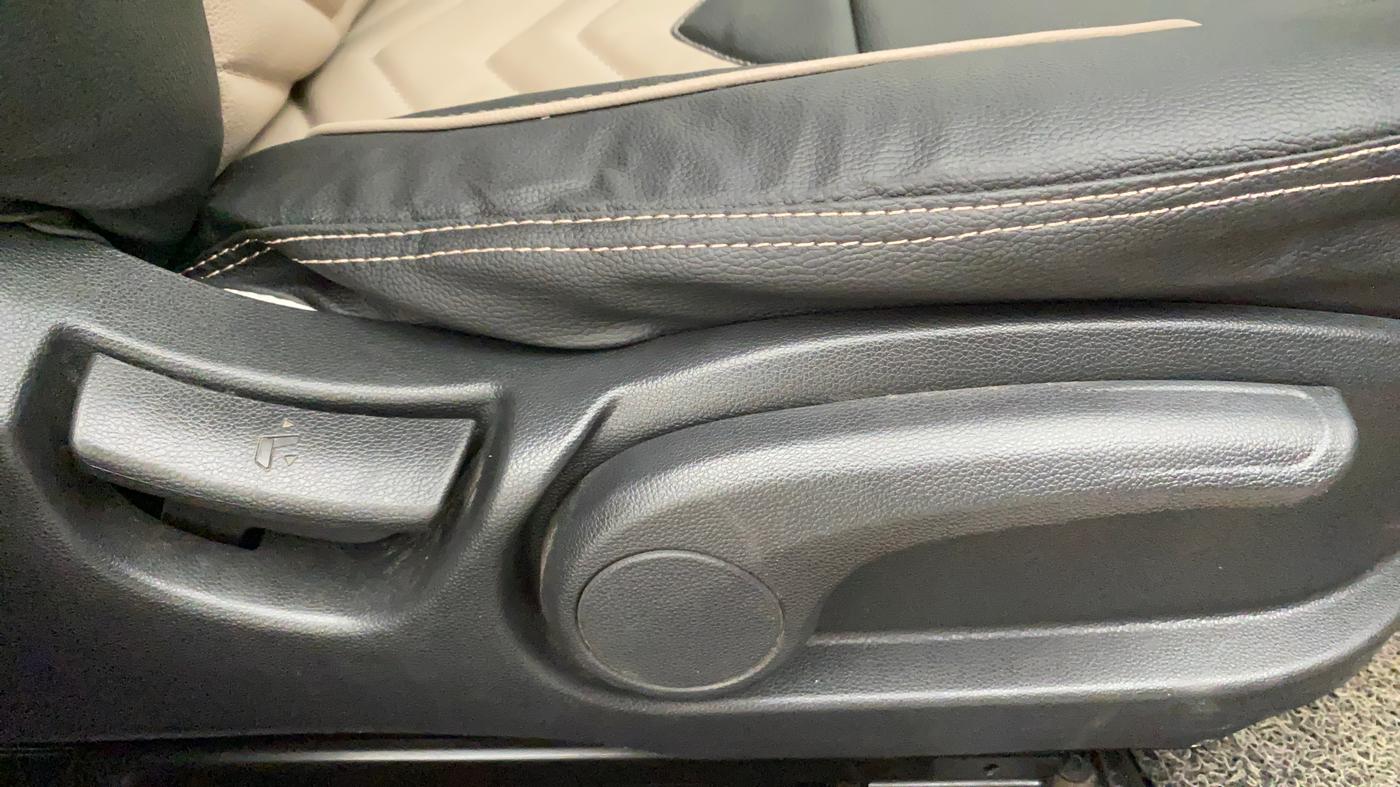 2019 Hyundai Elite i20 ASTA (O) CVT, Petrol, Automatic, 45,990 km, Driver Side Adjustment Panel