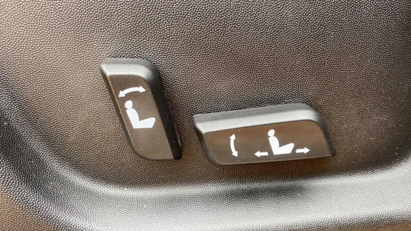 2018 Mahindra XUV500 W11, Diesel, Manual, 63,473 km, Driver Side Adjustment Panel