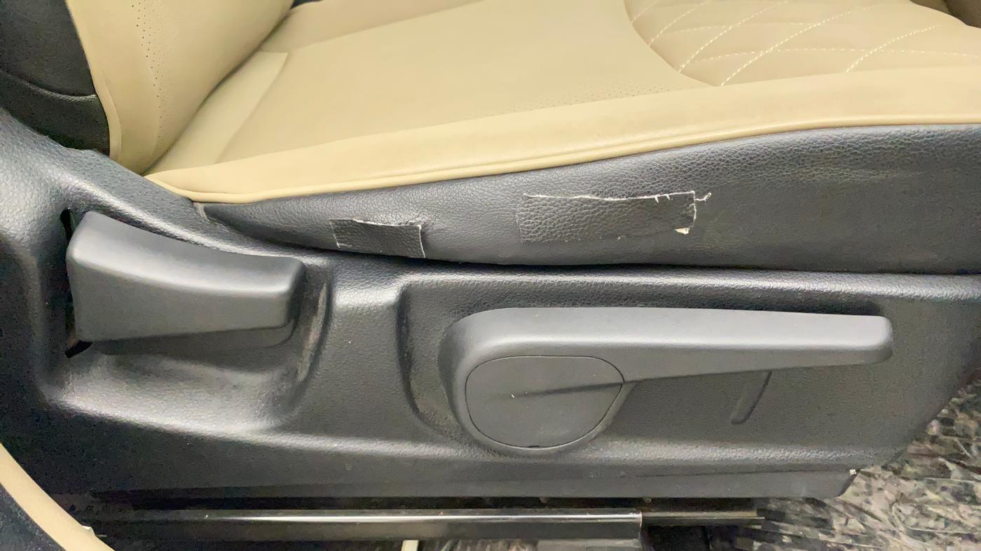 2018 Mahindra TUV300 T10, Diesel, Manual, 51,656 km, Driver Side Adjustment Panel