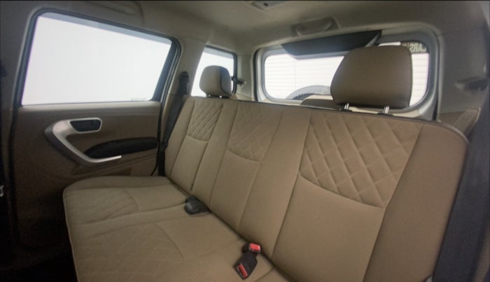 2018 Mahindra TUV300 T10, Diesel, Manual, 51,656 km, Right Side Rear Door Cabin
