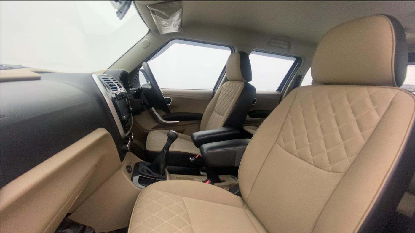 2018 Mahindra TUV300 T10, Diesel, Manual, 51,656 km, Right Side Front Door Cabin