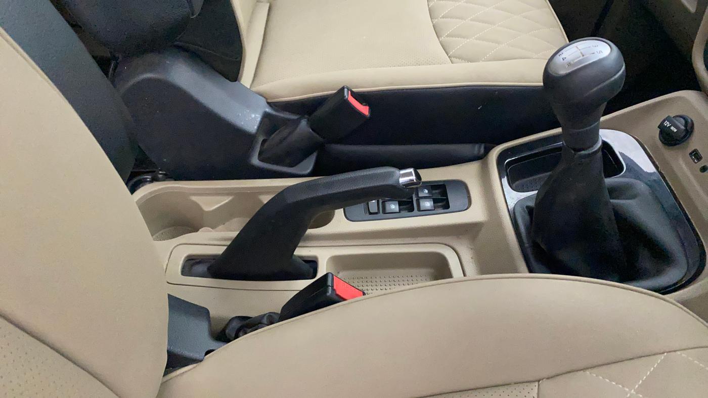 2018 Mahindra TUV300 T10, Diesel, Manual, 51,656 km, Gear Lever
