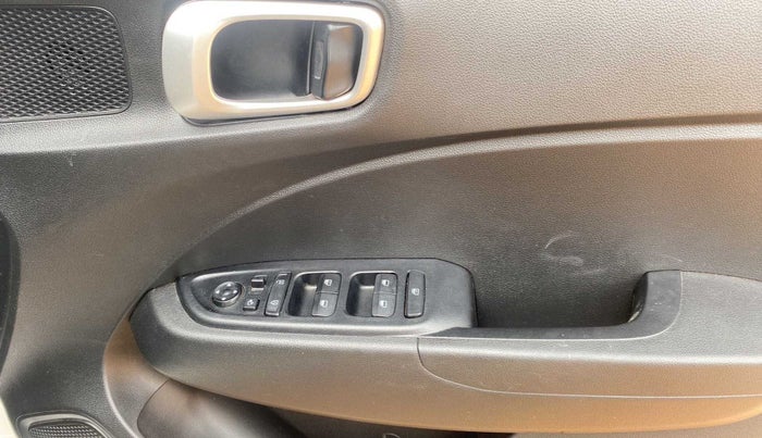 2022 Hyundai VENUE S+ 1.2, Petrol, Manual, 33,680 km, Driver Side Door Panels Control