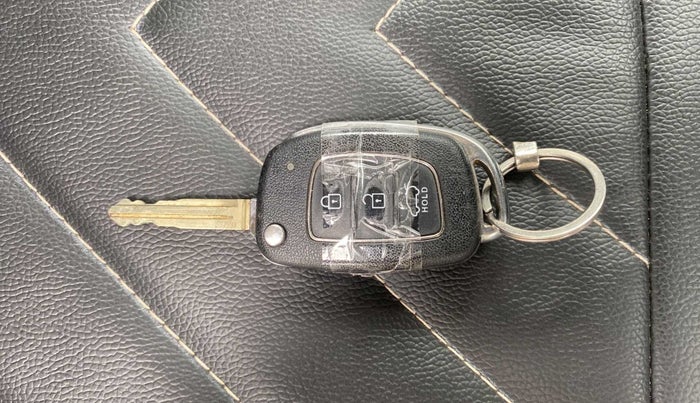 2022 Hyundai VENUE S+ 1.2, Petrol, Manual, 33,680 km, Key Close Up
