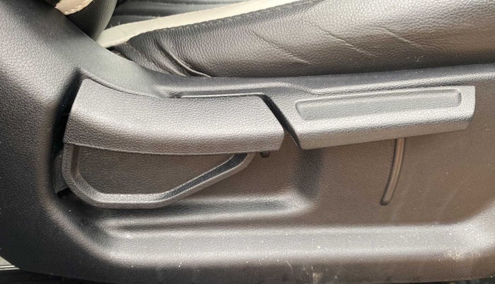 2022 Hyundai VENUE S+ 1.2, Petrol, Manual, 33,680 km, Driver Side Adjustment Panel