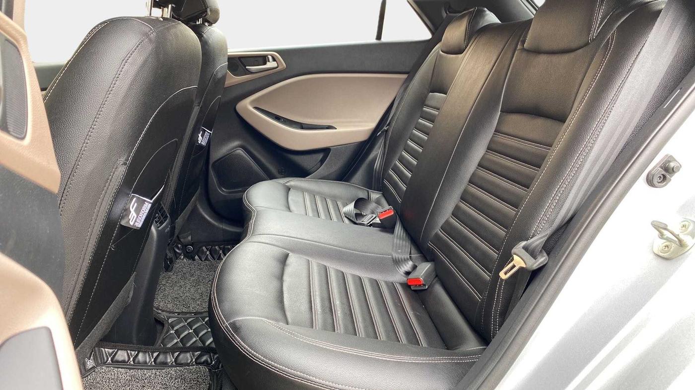 2020 Hyundai Elite i20 SPORTZ PLUS 1.2, Petrol, Manual, 19,157 km, Right Side Rear Door Cabin