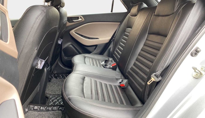 2020 Hyundai Elite i20 SPORTZ PLUS 1.2, Petrol, Manual, 19,157 km, Right Side Rear Door Cabin