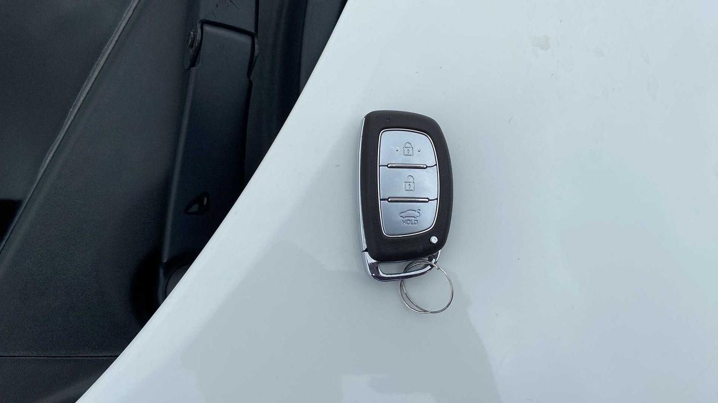2015 Hyundai Grand i10 ASTA AT 1.2 KAPPA VTVT, Petrol, Automatic, 67,848 km, Key Close Up