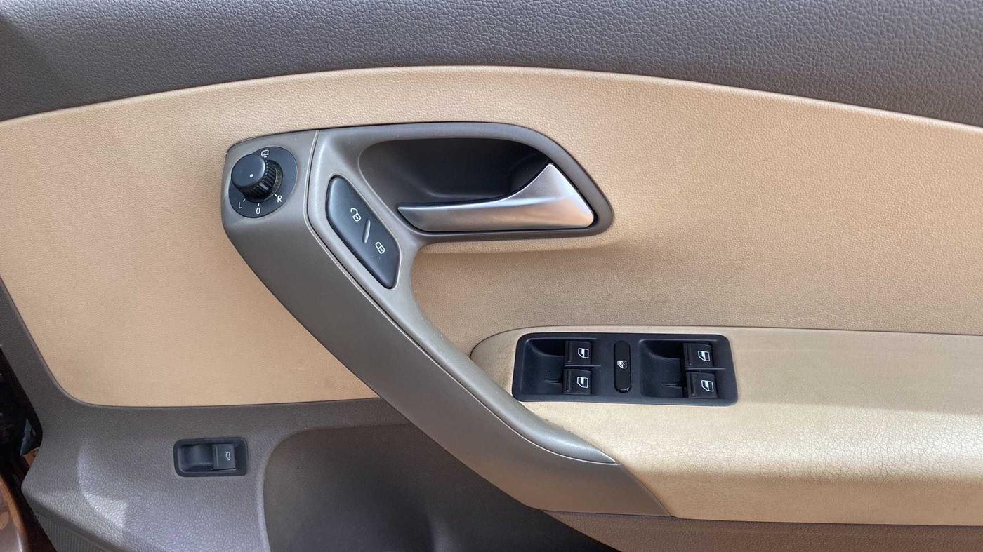 2016 Volkswagen Vento HIGHLINE PETROL AT, Petrol, Automatic, 57,895 km, Driver Side Door Panels Control