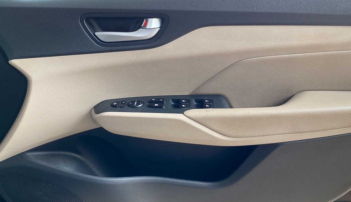 2017 Hyundai Verna 1.6 VTVT SX (O) AT, Petrol, Automatic, 5,337 km, Driver Side Door Panels Control